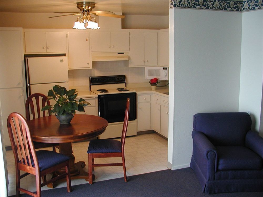 Coral Reef Inn & Condo Suites Alameda Room photo